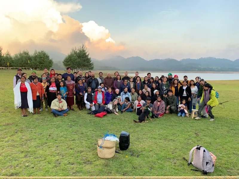 Encuentro comunitario de Micológica junto a un lago