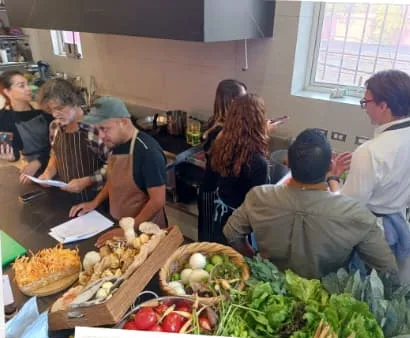 Participantes cocinando con hongos
